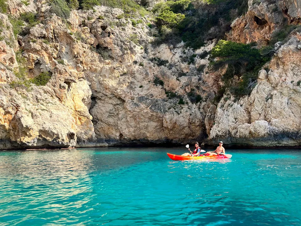 Kayaks bajo los acantilados del Morro de Toix en el tour Kayak Altea