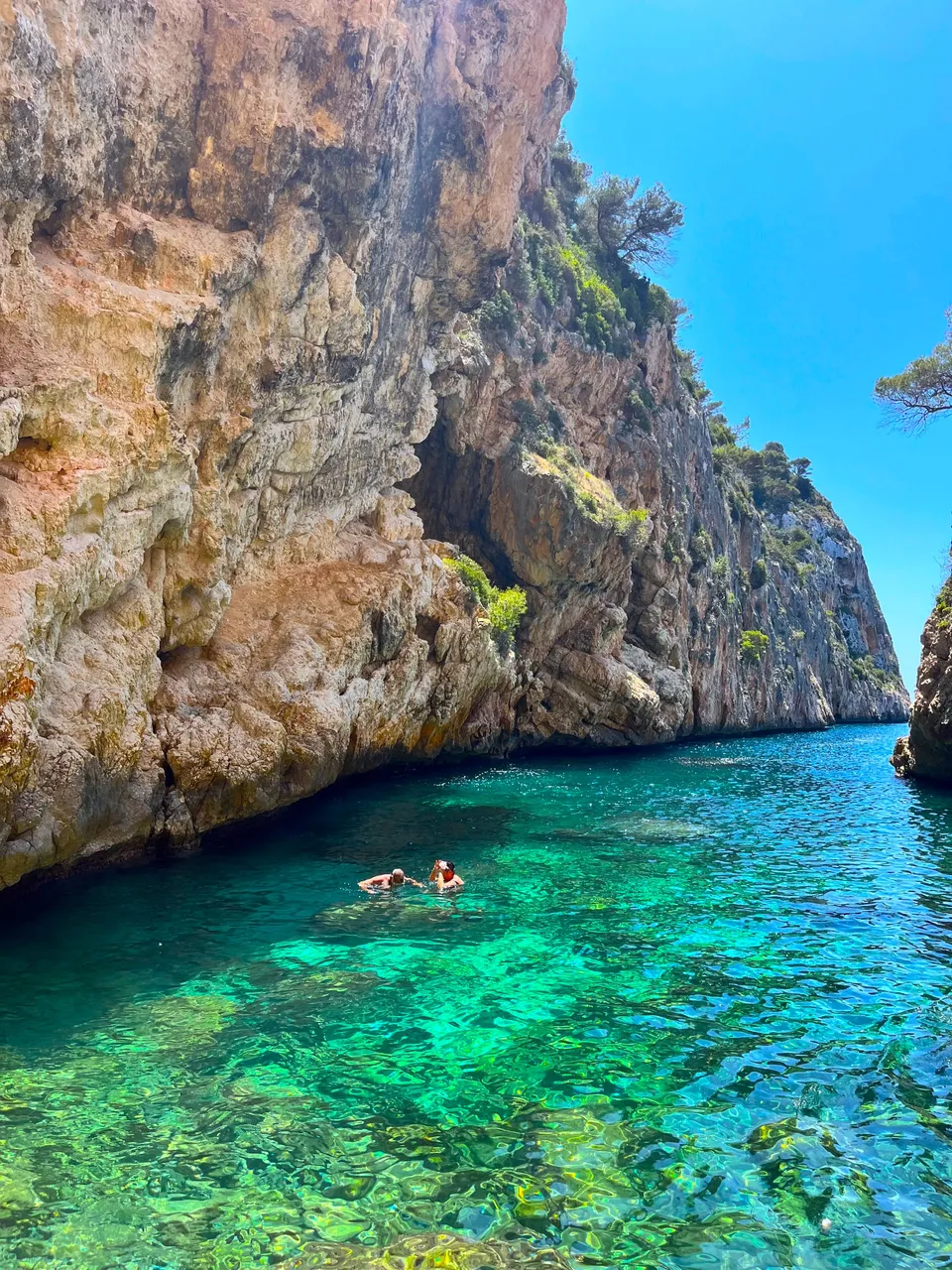 Kayaks en las aguas turquesa de Cala en Caló, Jávea