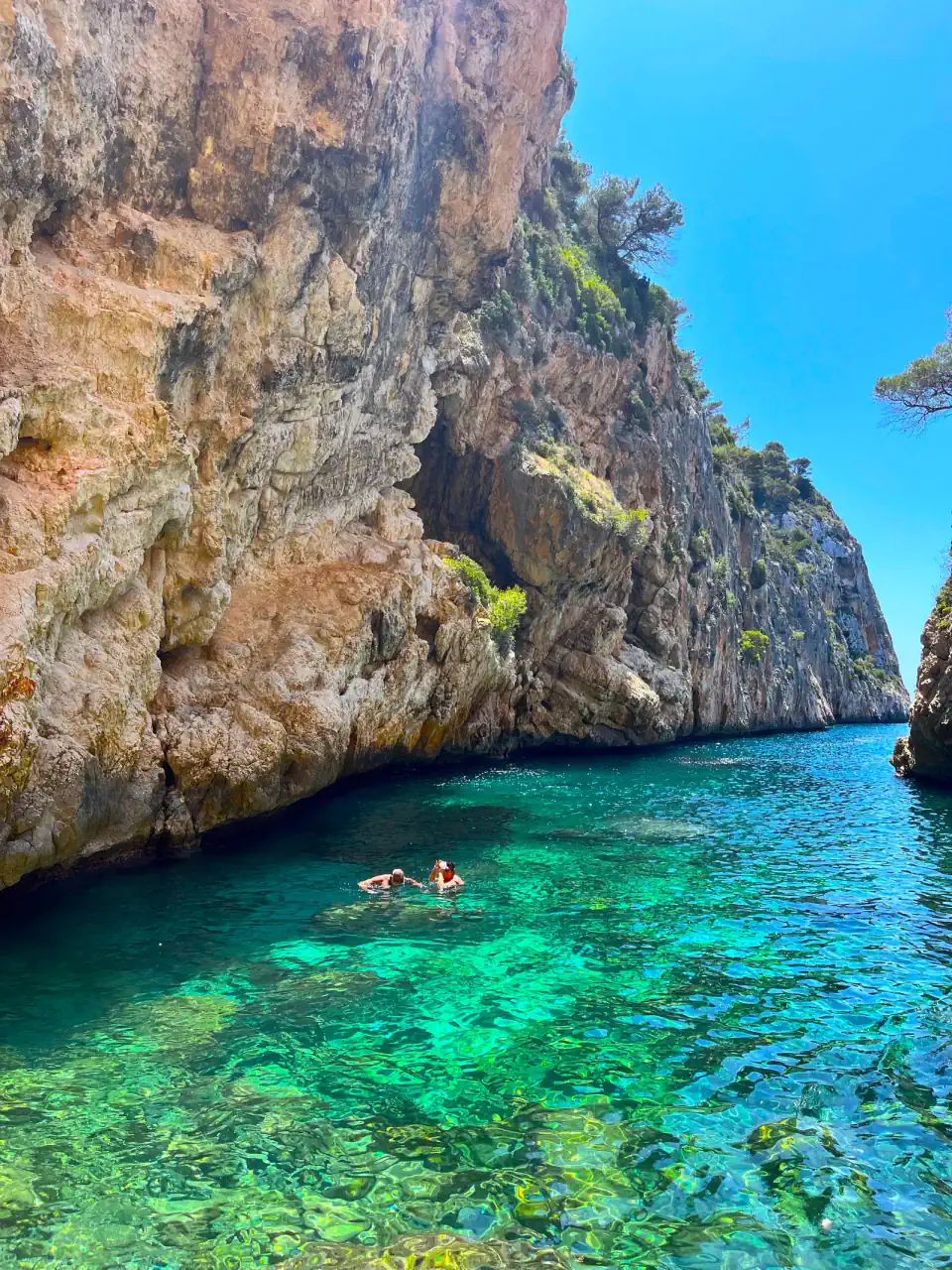 Kayaks dans les eaux turquoise de Cala en Caló, Jávea