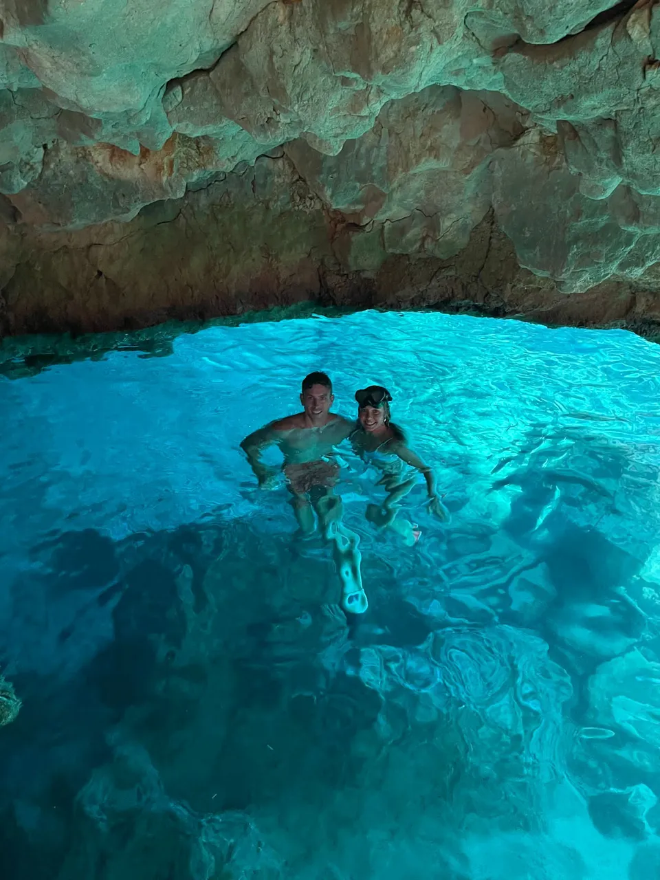 Kayaks en las aguas turquesa de Cala en Caló, Jávea