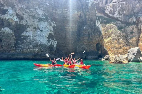 Kayaks a lo largo de los acantilados de Moraira de camino a la Bahía de los Piratas