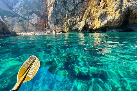 Kayaks a lo largo de los acantilados de Moraira de camino a la Bahía de los Piratas