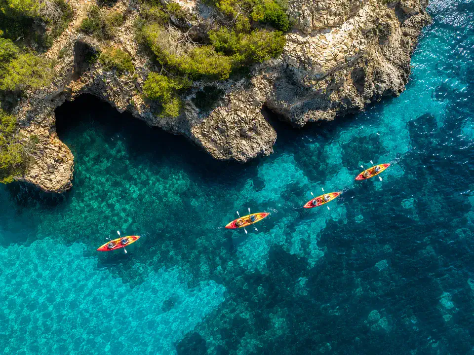 Kayaks sur des eaux cristallines au pied des falaises de Villajoyosa